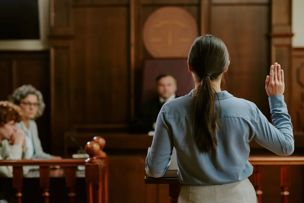 expert witness swears on a trial