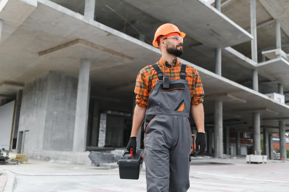 construction worker uses goggles to prevent eye injury