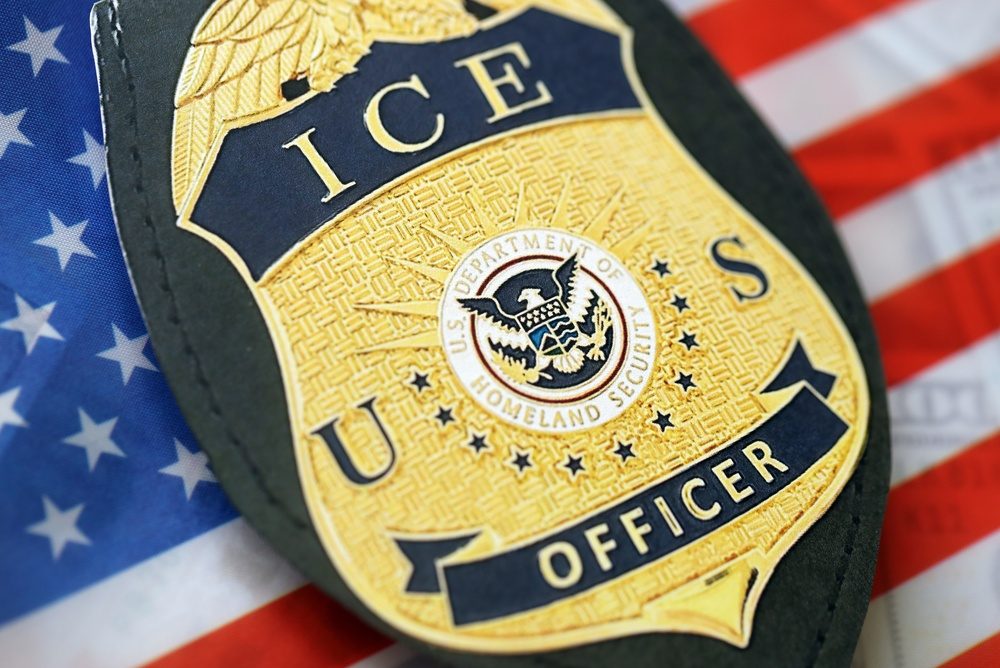 Zoom a la placa de un oficial de ICE.