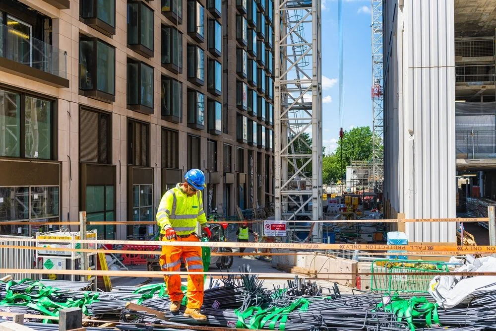 Trabajador de construcción trabaja sobre una plataforma en Nueva York.