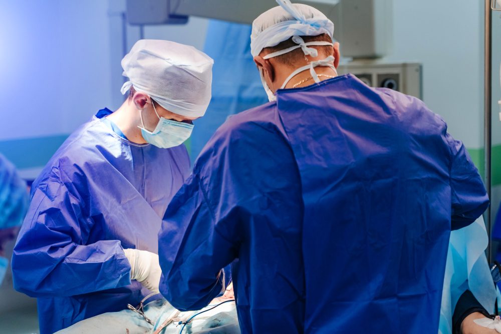 Doctores realizan cirugía en un paciente dentro del quirófano.