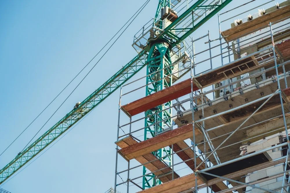 Andamio fijo de tubos en un sitio de construcción.