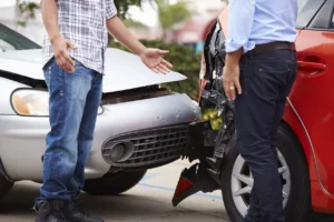 Puedo reclamar daños y perjuicios si me culpan de un accidente de carro en Nueva York?