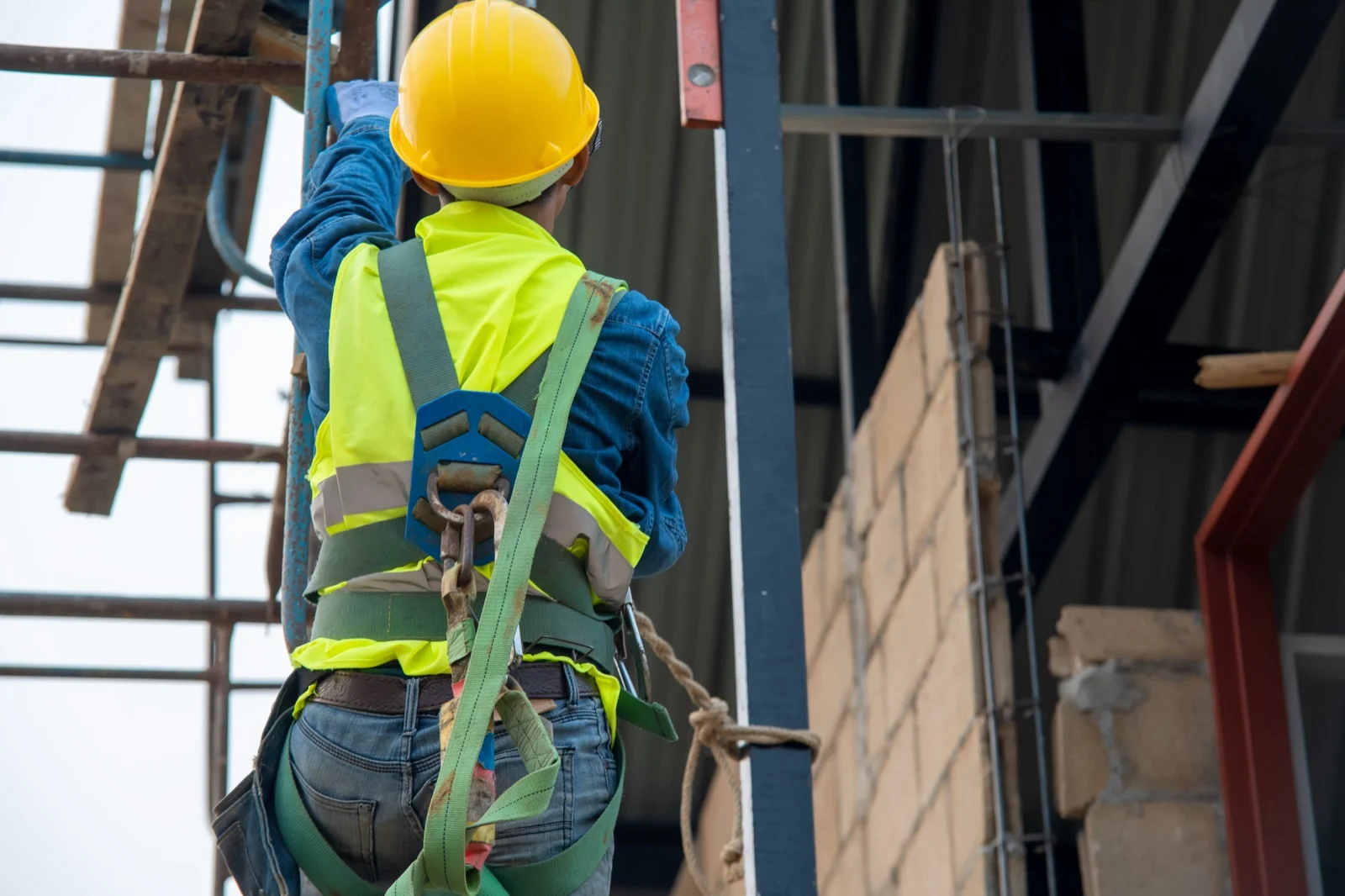 Worker wearing harness on scaffold labor law 240