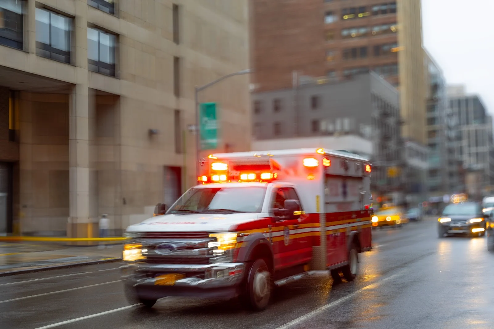 Ambulancia en la ciudad de Nueva York después de un accidente.