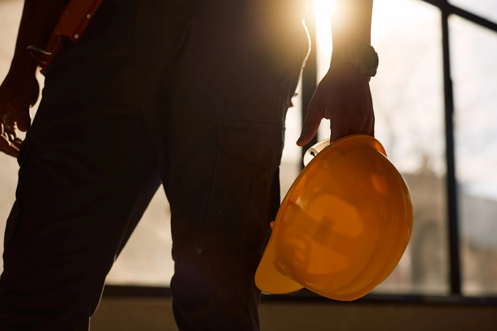 Casco de seguridad en la construcción, Ley Laboral 240