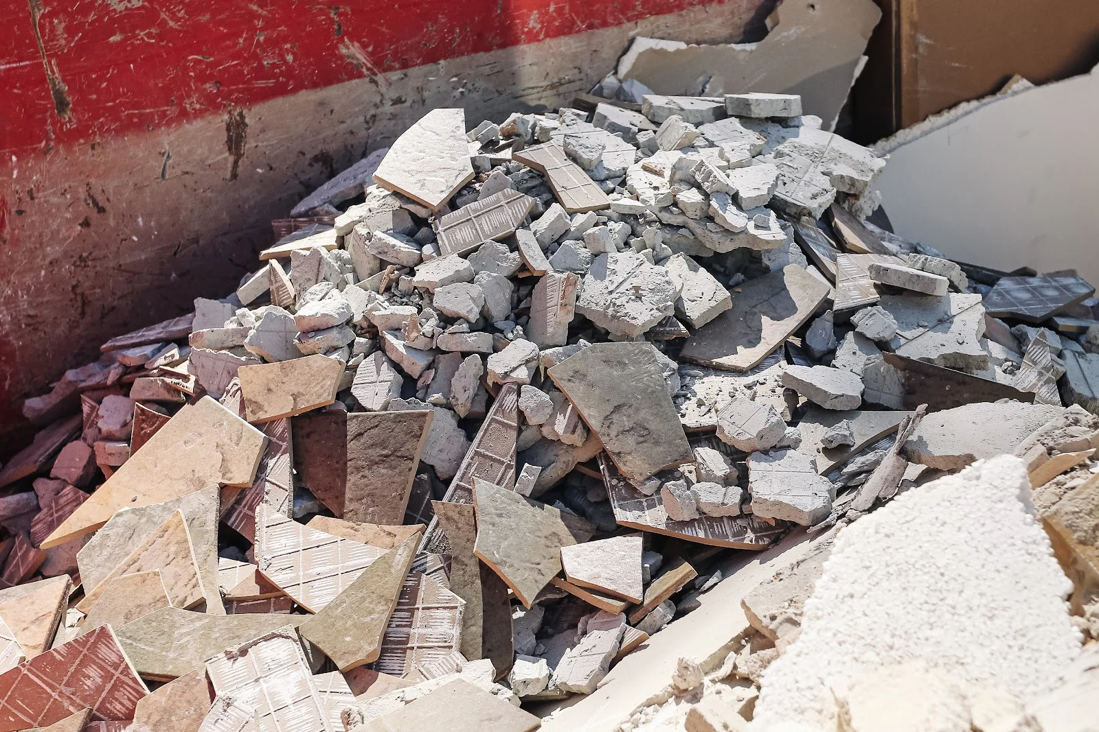 Escombros de demolición en una obra de construcción.