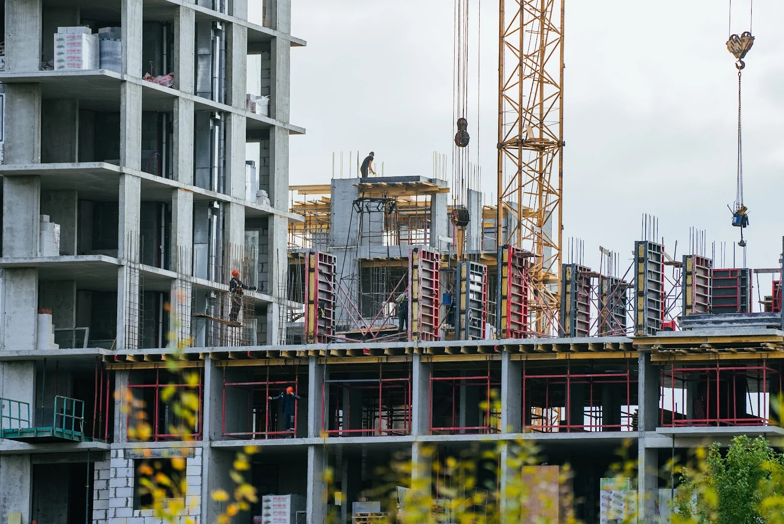 Grúa en una obra de construcción.