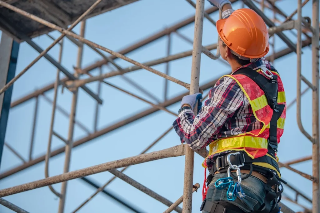 Ley Laboral 240 empleado en andamio