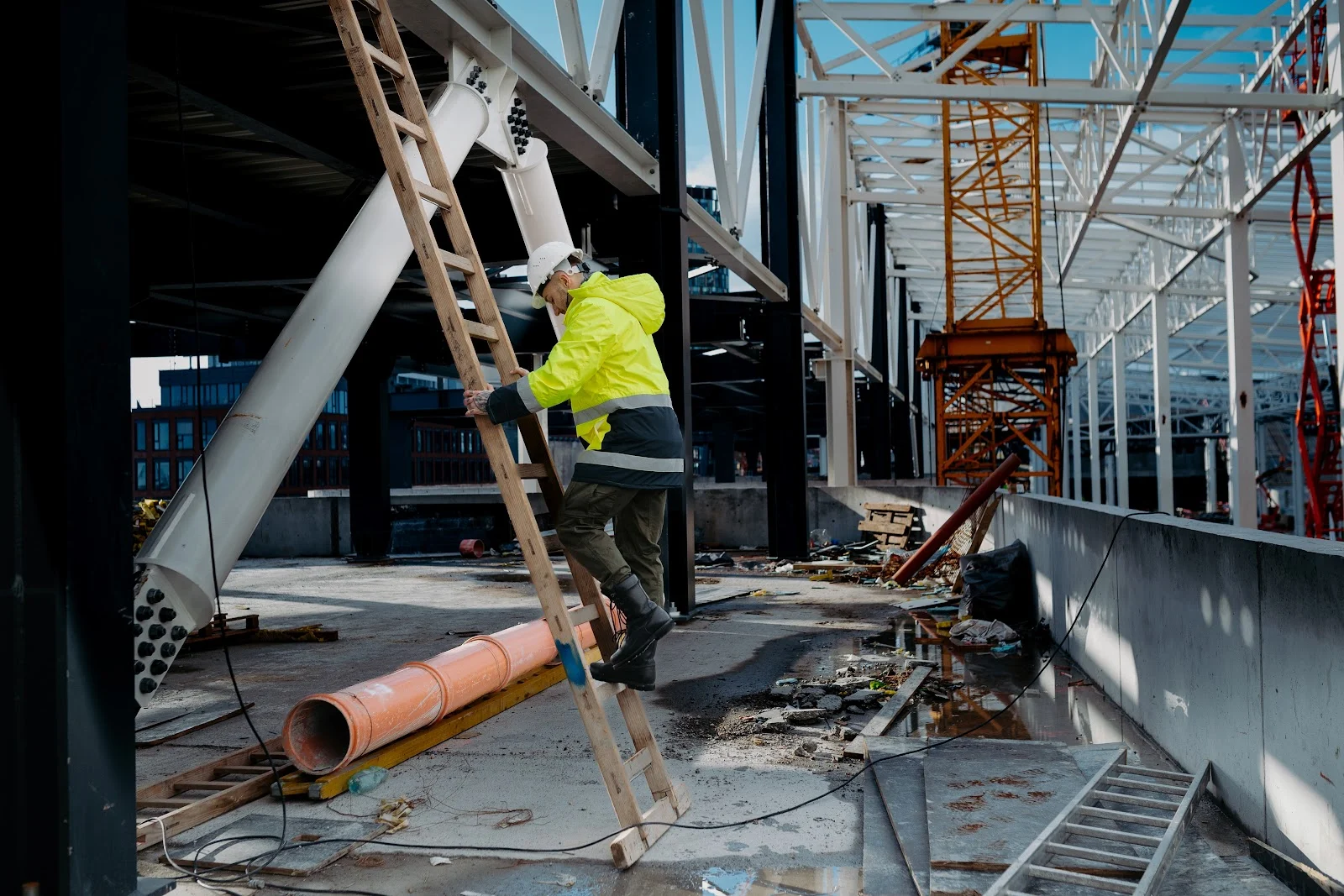 Trabajador de la construcción en escalera, conciencia sobre seguridad