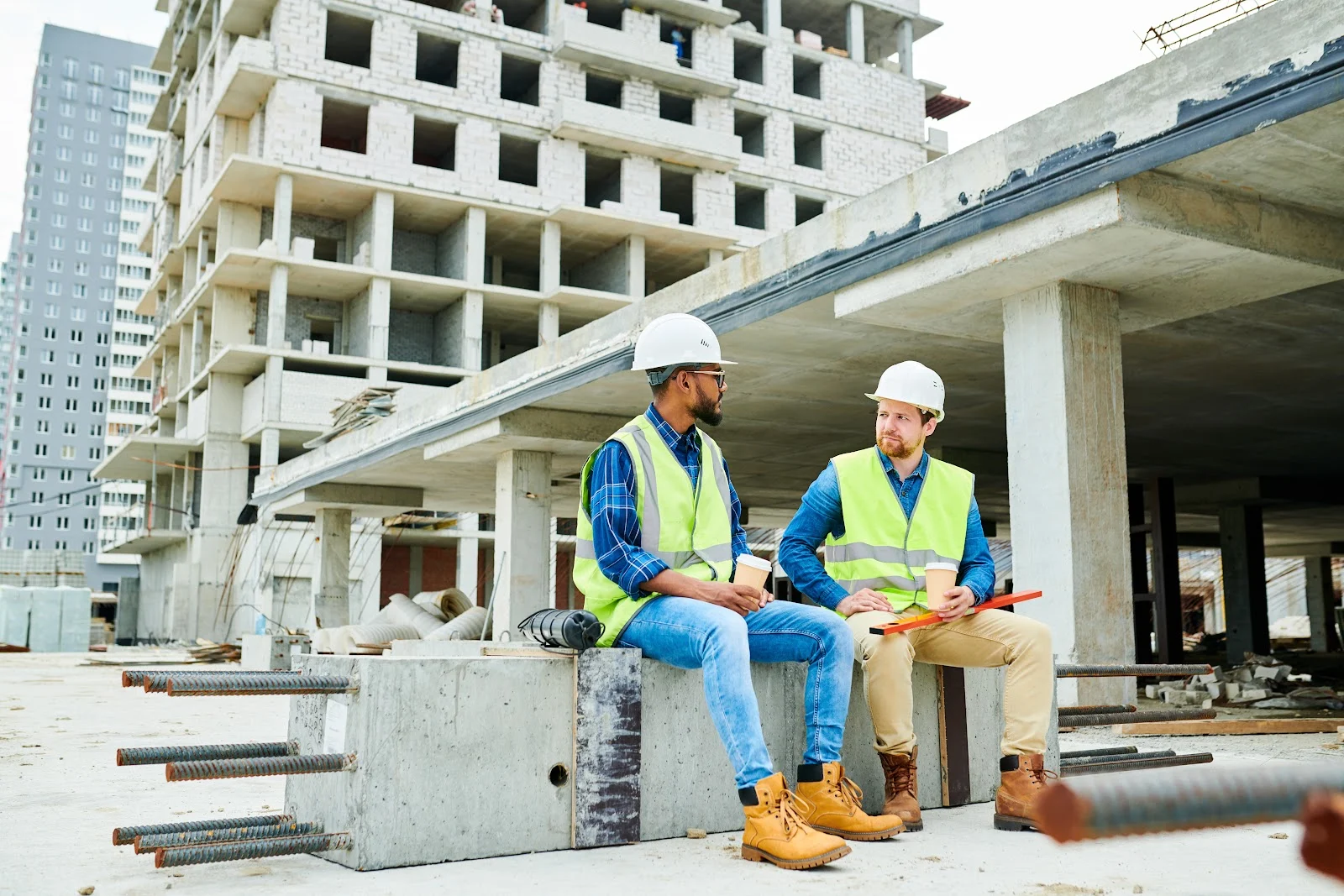 Trabajadores de construcción conversando.