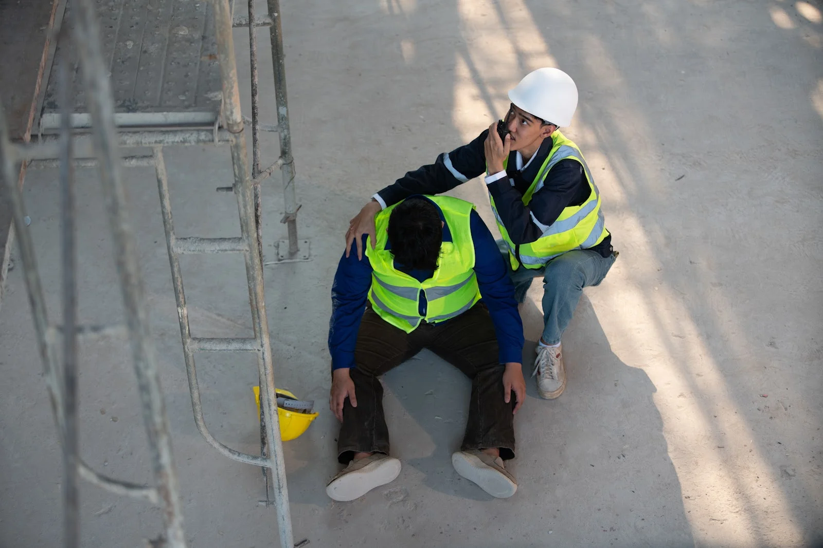 Trabajadores de construcción reportando un accidente.