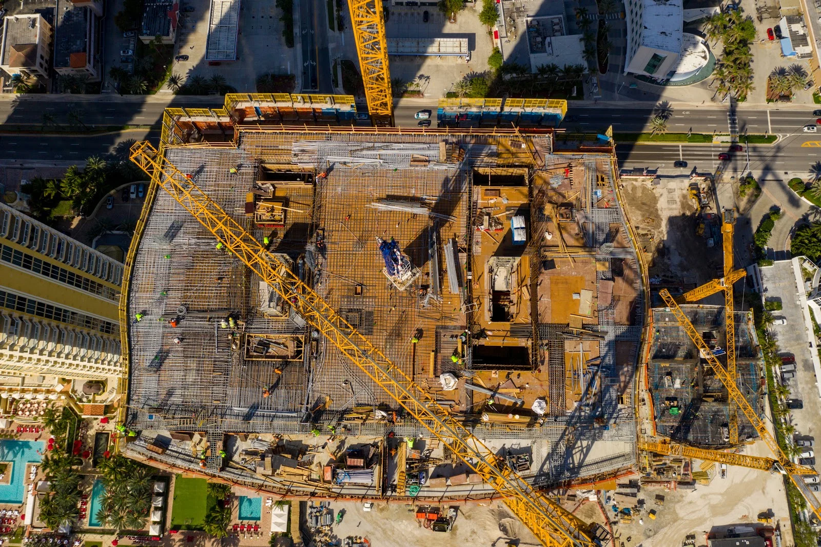 Vista aérea de una obra de construcción con objetos cayendo.