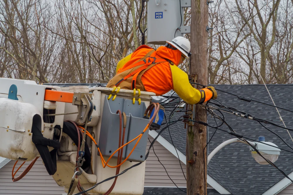 Electrician repairs electric wires in NYC, construction injuries to electricians in NYC