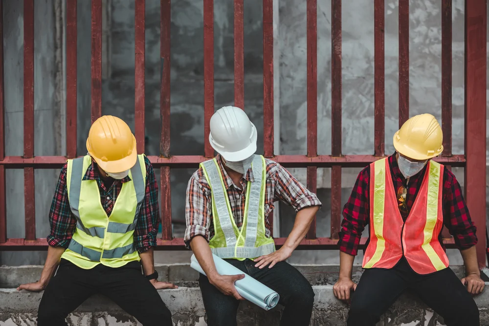 trabajadores de construcción sentados