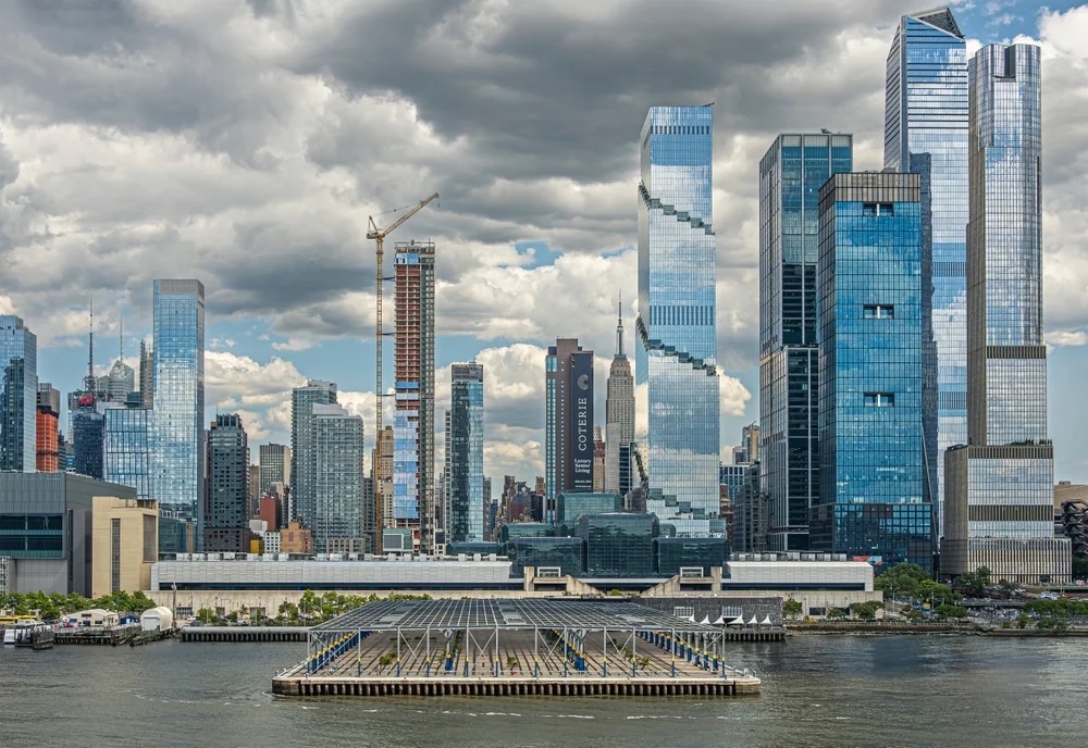 Construction in NYC, view of the skyline with cranes